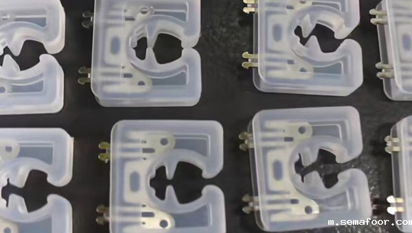 硅胶包金属胶水