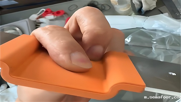 硅胶热硫化胶水，固态硅胶包金属粘不牢怎么办？