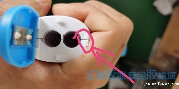 abs塑料胶粘剂帮助客户解决体温枪abs上下盖的粘合问题